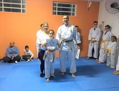 Entrega de faixa no Karatê